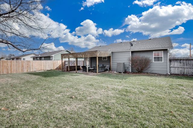 5340 S Stoneborough Ct, Wichita, KS 67217