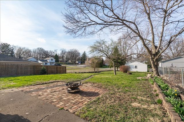 8 Felton Place, Bloomington, IL 61701