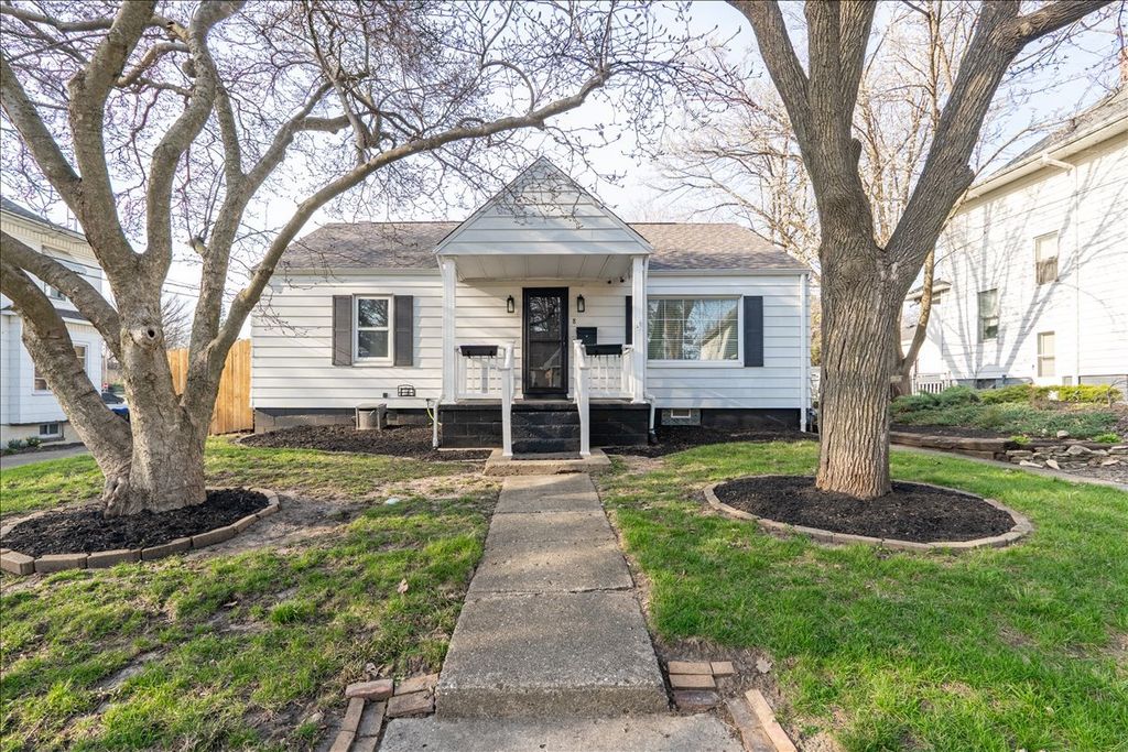 8 Felton Place, Bloomington, IL 61701