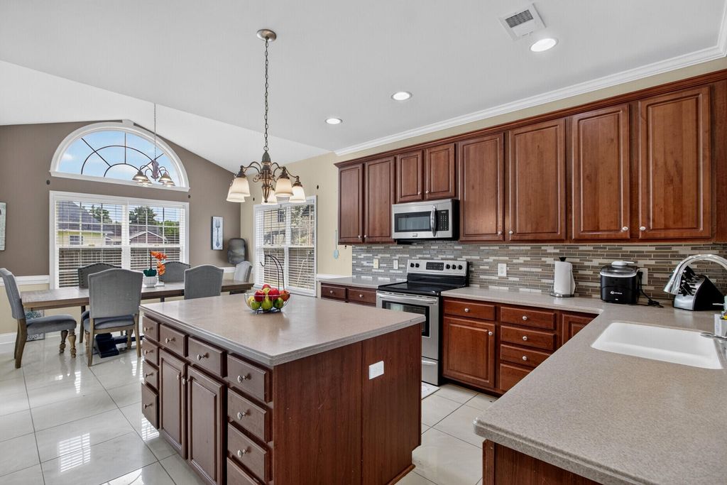 Image 5 of property listing at 109 Netherfield Drive, Summerville, SC 29486