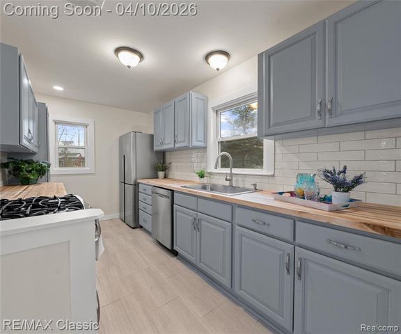 9083 Pittsfield Street, Commerce Twp, MI 48382