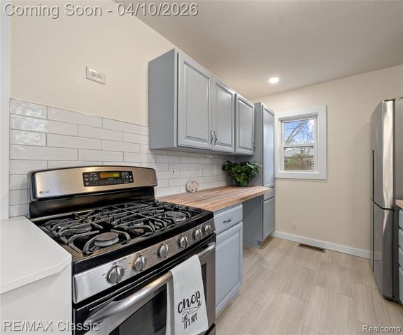 9083 Pittsfield Street, Commerce Twp, MI 48382