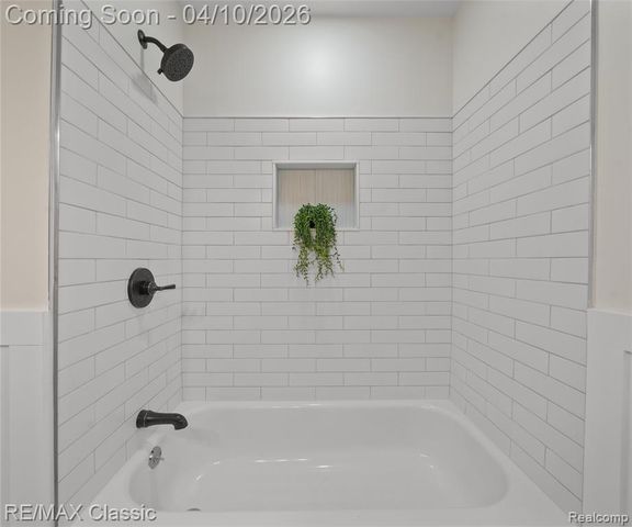 9083 Pittsfield Street, Commerce Twp, MI 48382