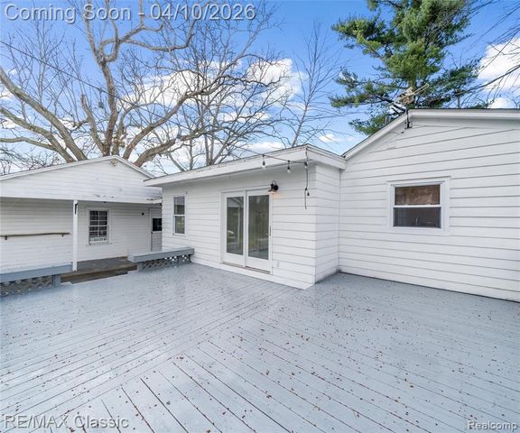 9083 Pittsfield Street, Commerce Twp, MI 48382