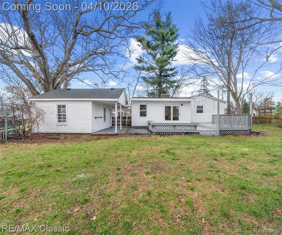 9083 Pittsfield Street, Commerce Twp, MI 48382