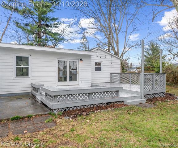 9083 Pittsfield Street, Commerce Twp, MI 48382