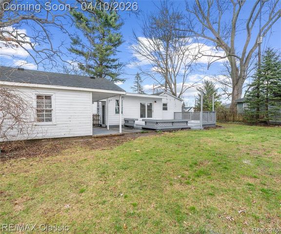 9083 Pittsfield Street, Commerce Twp, MI 48382