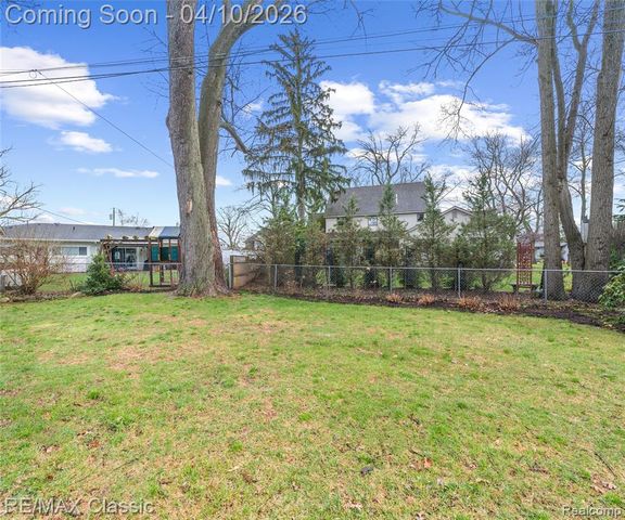 9083 Pittsfield Street, Commerce Twp, MI 48382