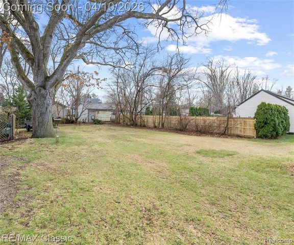 9083 Pittsfield Street, Commerce Twp, MI 48382