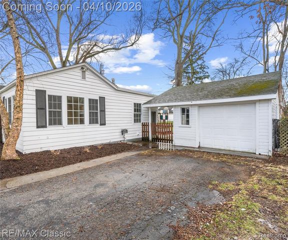 9083 Pittsfield Street, Commerce Twp, MI 48382