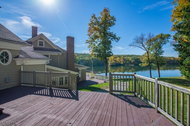 1 Brook Valley Ter, Kinnelon Boro, NJ 07405