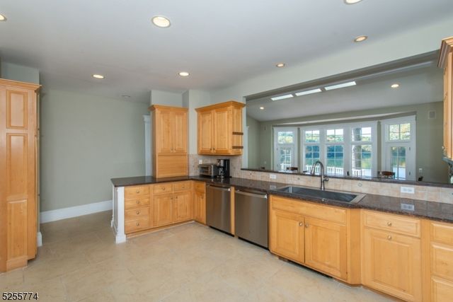 1 Brook Valley Ter, Kinnelon Boro, NJ 07405