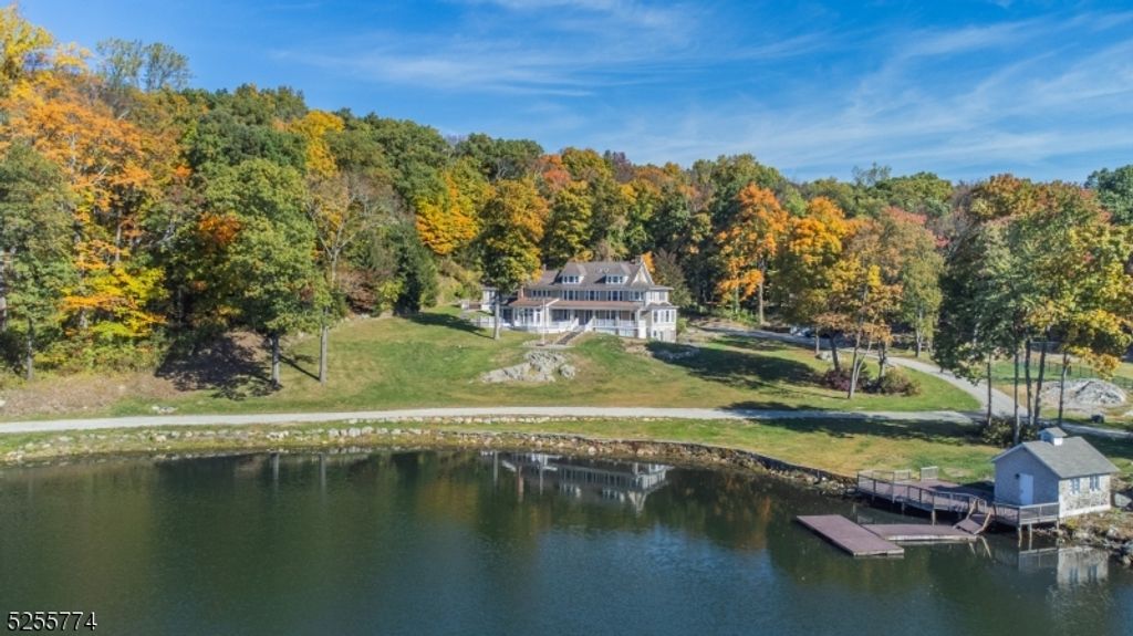 1 Brook Valley Ter, Kinnelon Boro, NJ 07405
