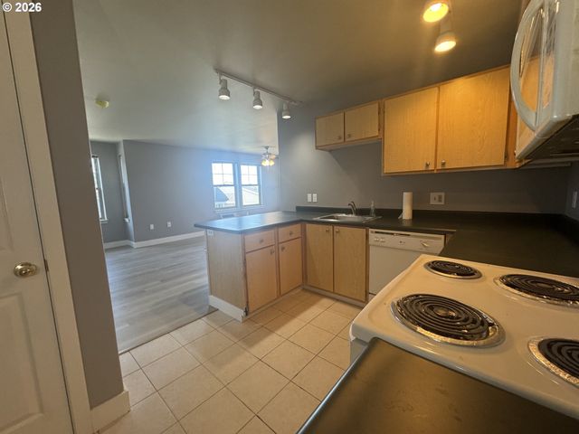 737 Ne 99TH Ave 24, Portland, OR 97220