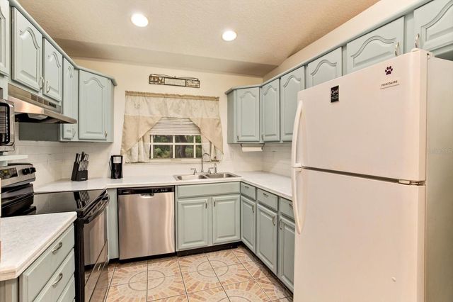 17249 HOLLY COURT, Umatilla, FL 32784