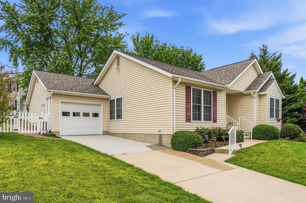 Image 2 of property listing at 704 COLLIER CT, Westminster, MD 21158