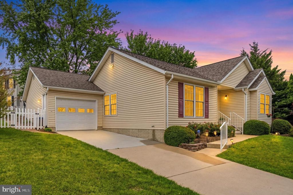 Image 4 of property listing at 704 COLLIER CT, Westminster, MD 21158