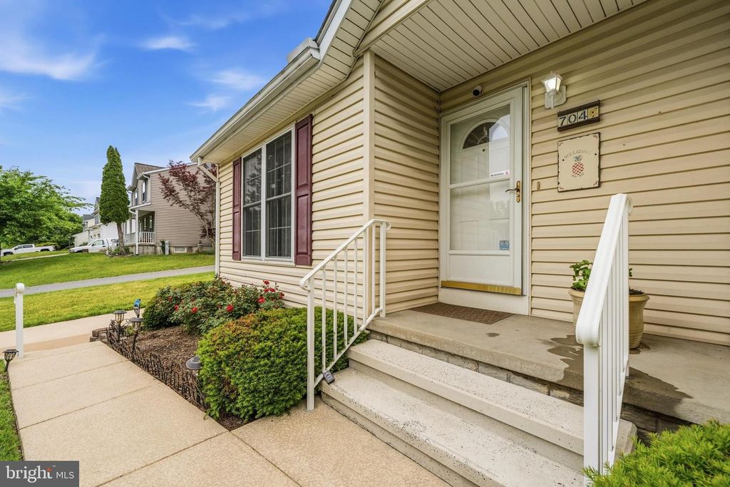 Image 5 of property listing at 704 COLLIER CT, Westminster, MD 21158