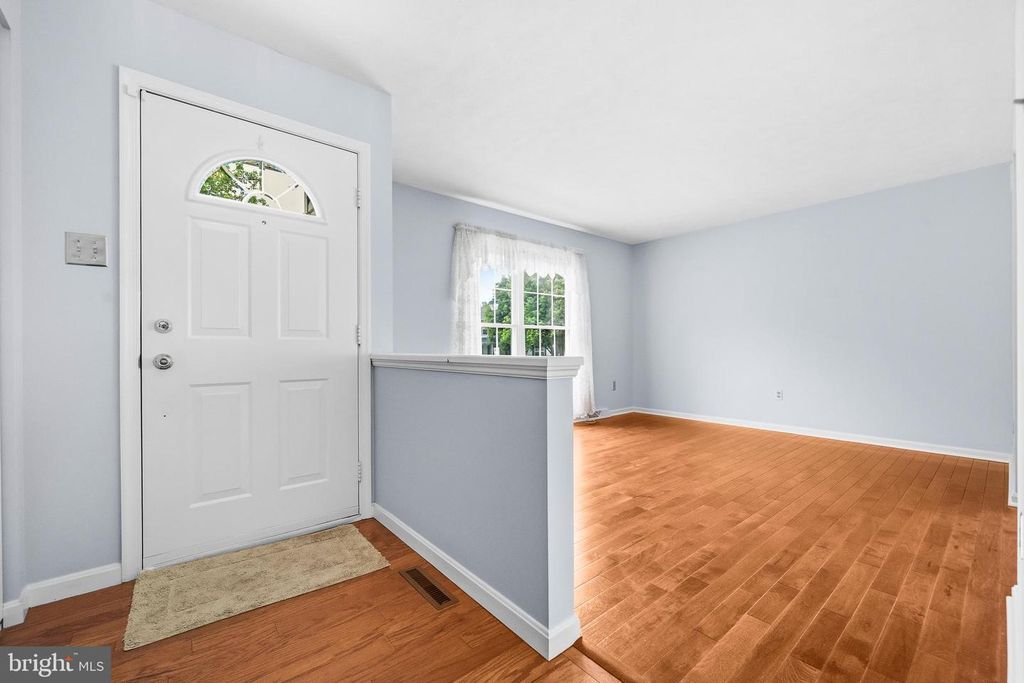 Image 6 of property listing at 704 COLLIER CT, Westminster, MD 21158
