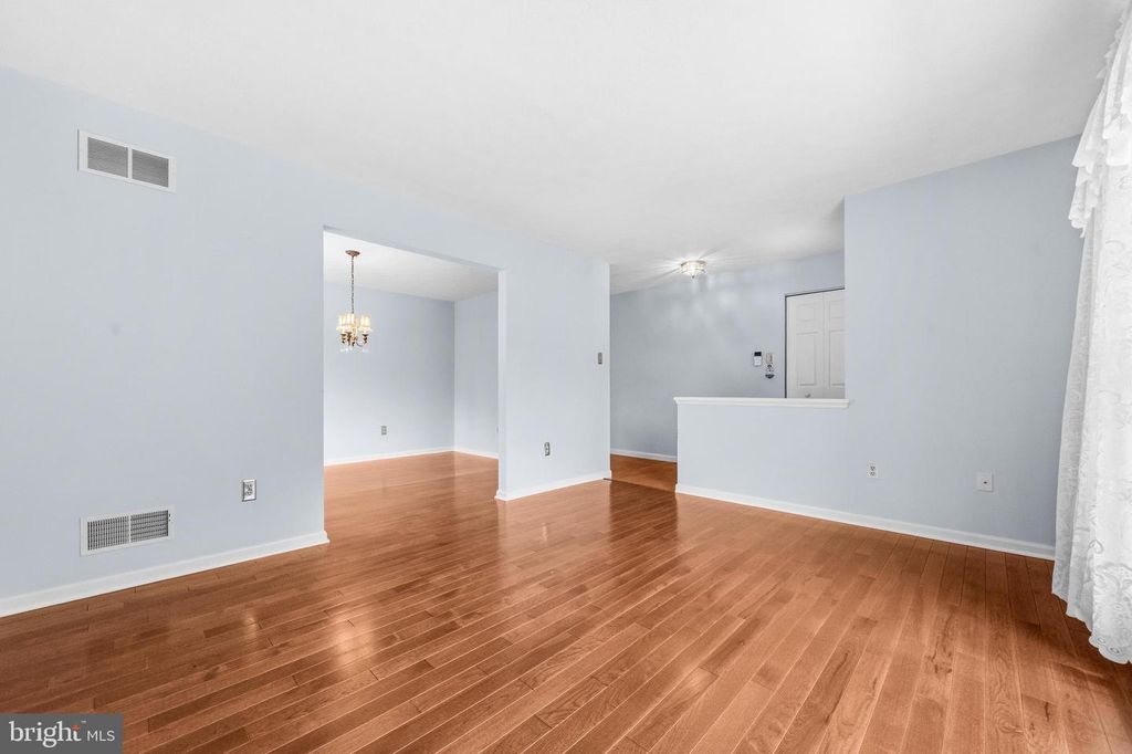 Image 9 of property listing at 704 COLLIER CT, Westminster, MD 21158