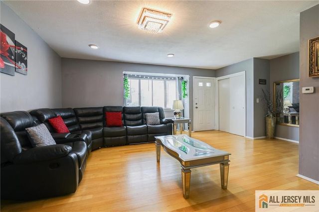 10 Quincy Circle L-10, South Brunswick, NJ 08810