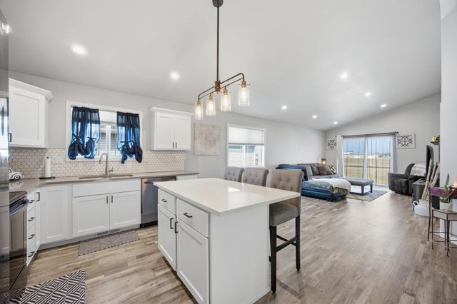 1126 Highland Lane W, West Fargo, ND 58078