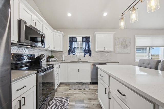 1126 Highland Lane W, West Fargo, ND 58078