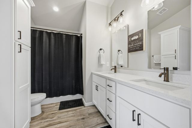 1126 Highland Lane W, West Fargo, ND 58078