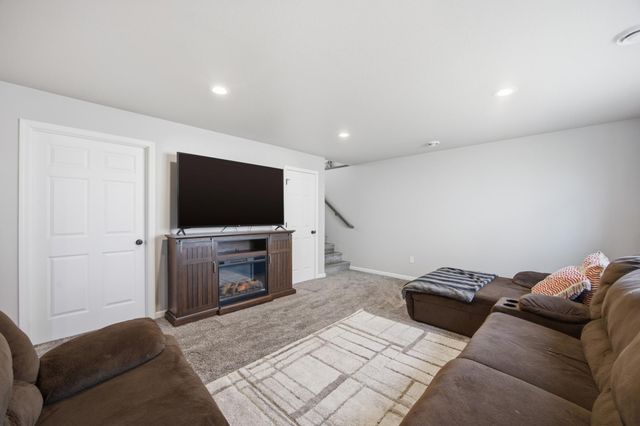 1126 Highland Lane W, West Fargo, ND 58078