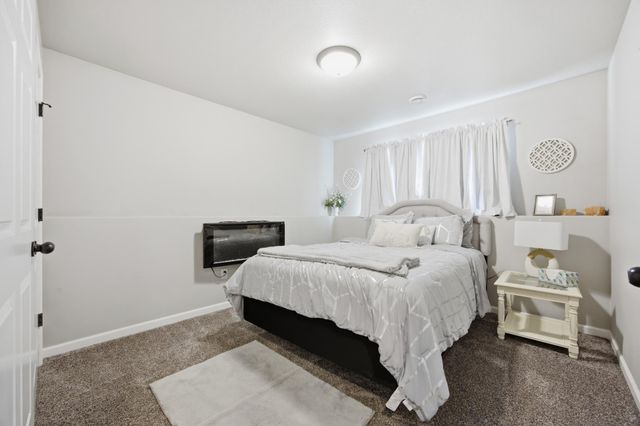 1126 Highland Lane W, West Fargo, ND 58078