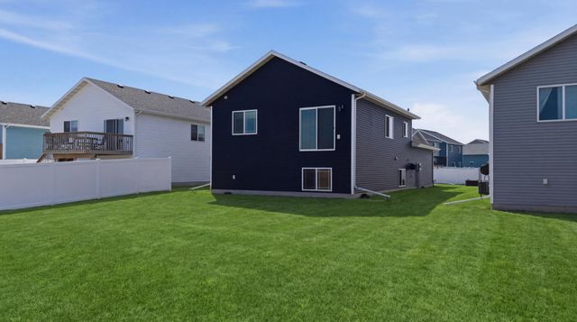 1126 Highland Lane W, West Fargo, ND 58078