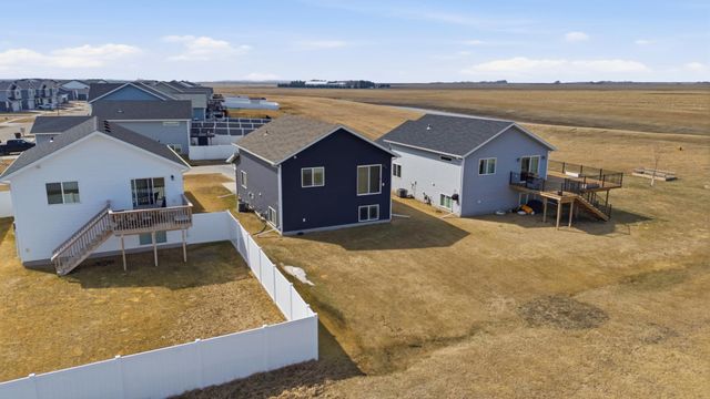 1126 Highland Lane W, West Fargo, ND 58078