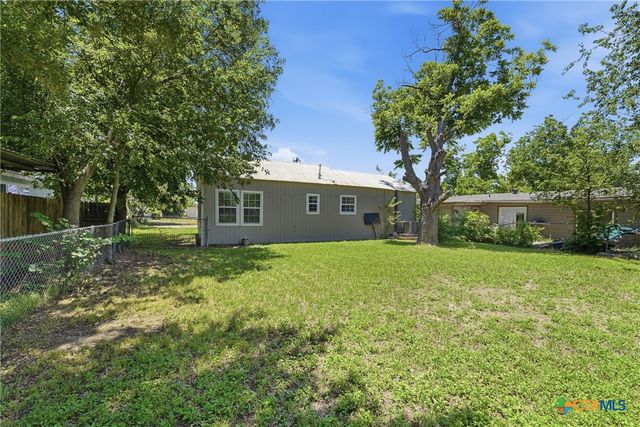 630 E Pine Street, Seguin, TX 78155