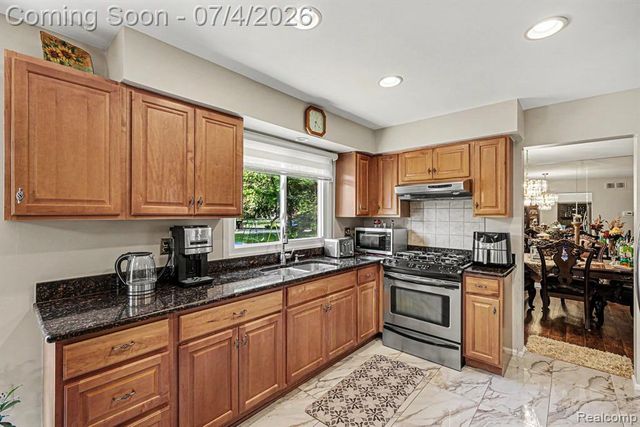 28945 Nottoway Drive, Farmington Hills, MI 48331