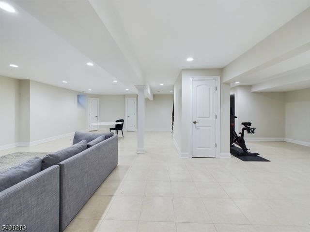 301 Garrett Rd, Mountainside Boro, NJ 07092