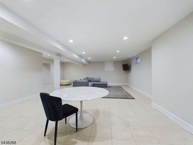 301 Garrett Rd, Mountainside Boro, NJ 07092