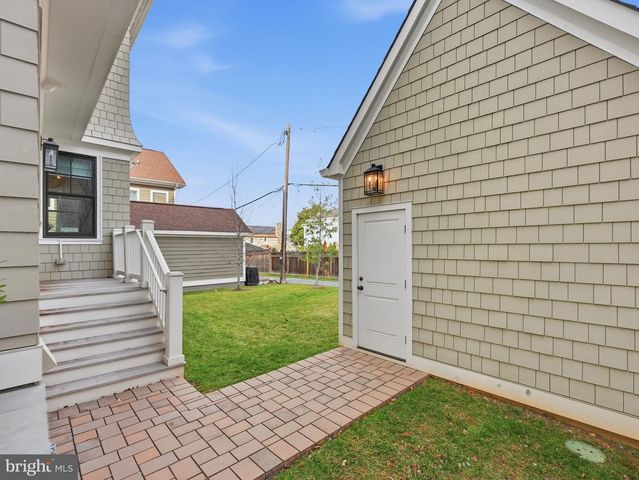 1723 N BARTON ST, Arlington, VA 22201