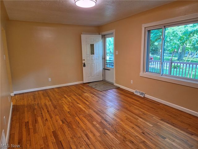 10024 Cummins Lane, Deerfield, OH 44411