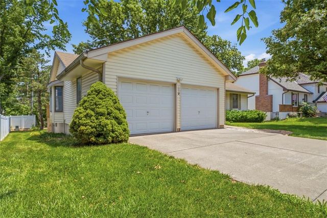 105 SE Colony Drive, Lee's Summit, MO 64063