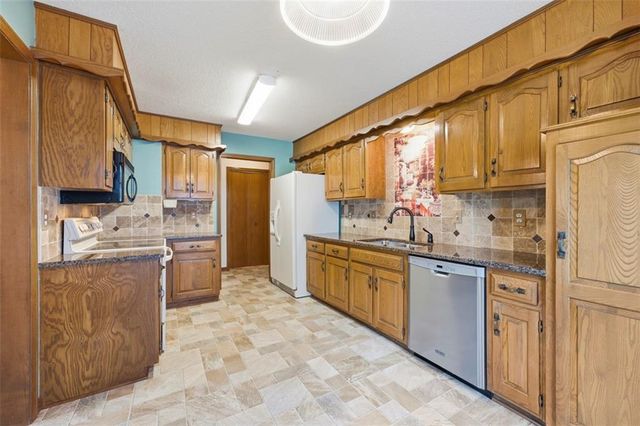 105 SE Colony Drive, Lee's Summit, MO 64063