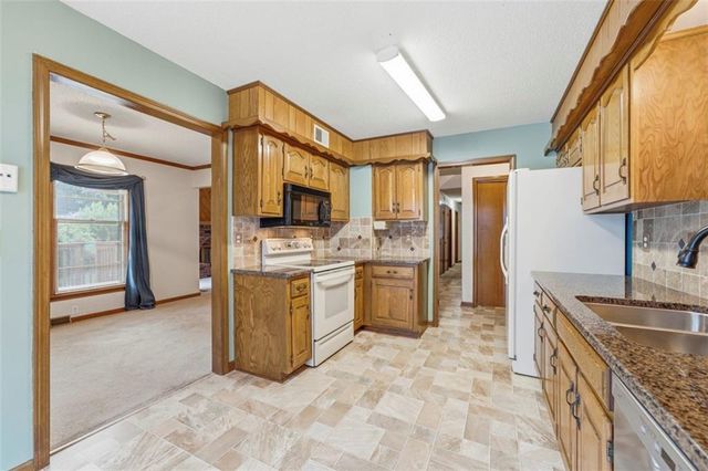 105 SE Colony Drive, Lee's Summit, MO 64063