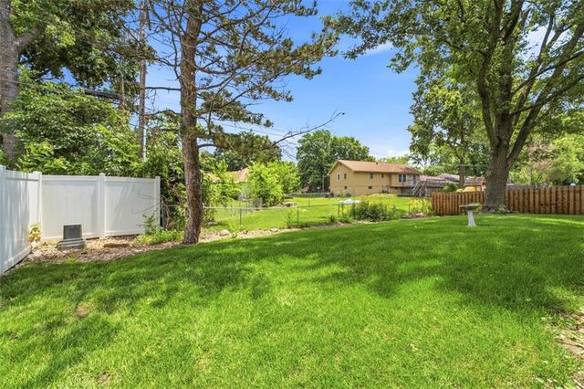 105 SE Colony Drive, Lee's Summit, MO 64063