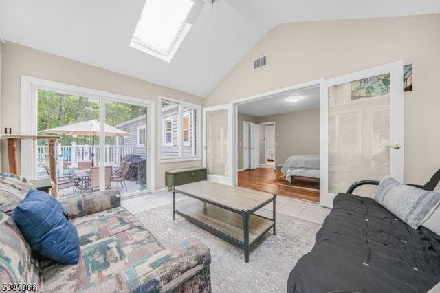 18 Juniper Ter, Ringwood Boro, NJ 07456