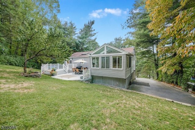 18 Juniper Ter, Ringwood Boro, NJ 07456