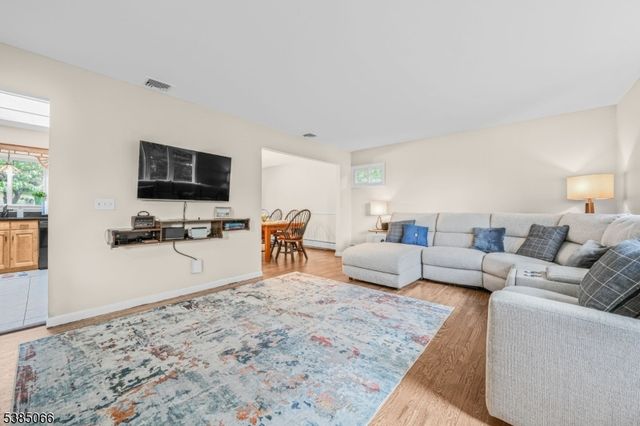 18 Juniper Ter, Ringwood Boro, NJ 07456