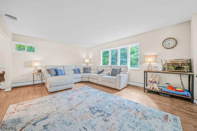 18 Juniper Ter, Ringwood Boro, NJ 07456