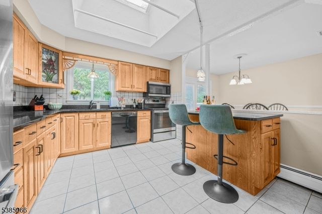 18 Juniper Ter, Ringwood Boro, NJ 07456