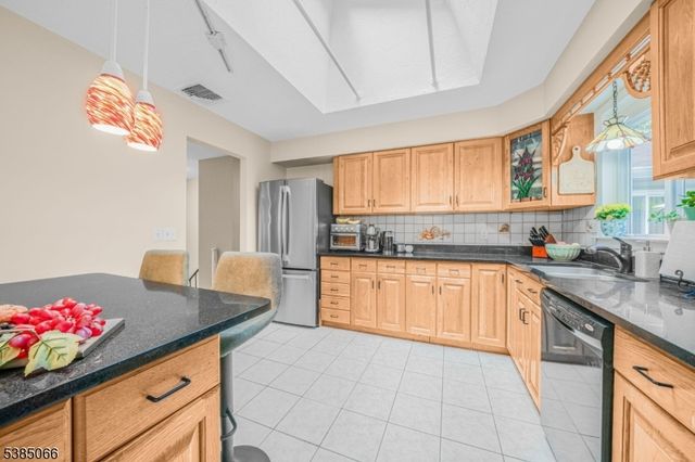 18 Juniper Ter, Ringwood Boro, NJ 07456