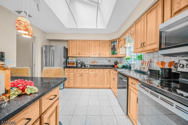 18 Juniper Ter, Ringwood Boro, NJ 07456