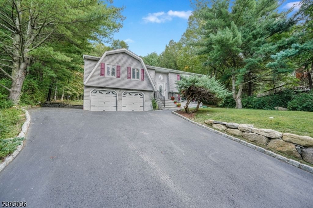 18 Juniper Ter, Ringwood Boro, NJ 07456